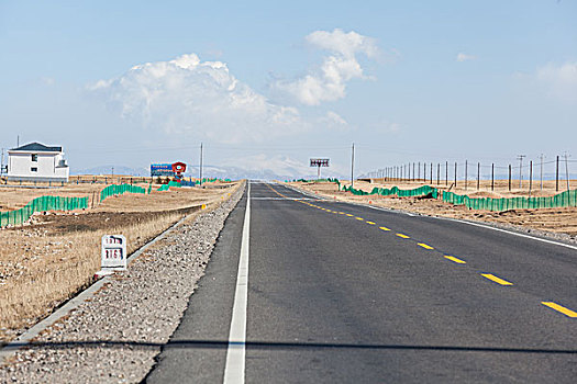 中国西部荒野道路