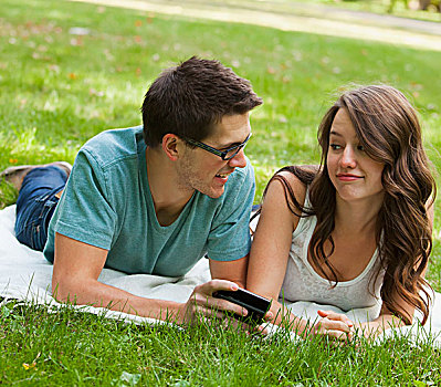 年轻,情侣,看,短信,一起,公园,艾伯塔省,加拿大