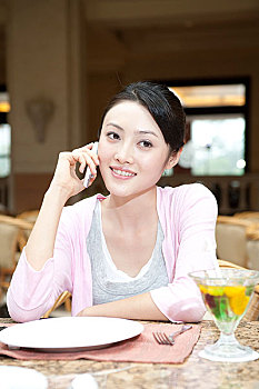 打電話的年輕女人