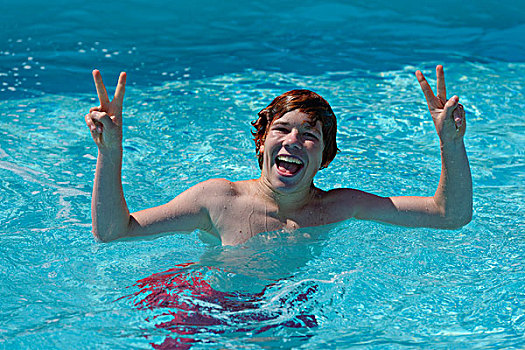少男,水,高兴,胜利手势,胜利标志,游泳池