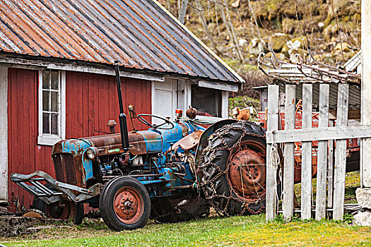 老,农用拖拉机,站立,挪威,乡村,红色,木屋
