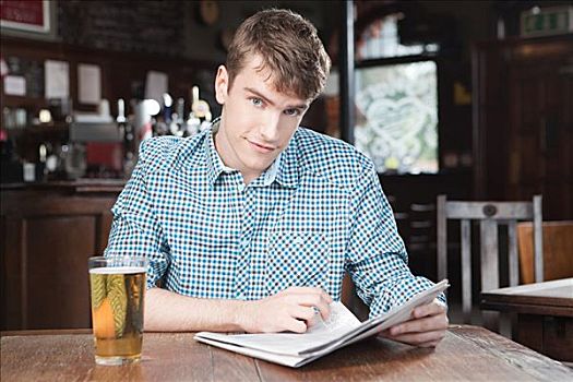 男青年,酒吧,报纸,啤酒