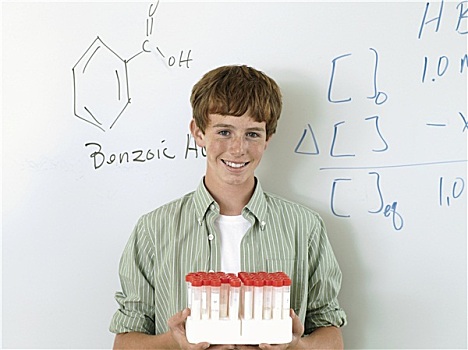 少男,15-17岁,旁侧,白色书写板,化学课,拿着,试管,微笑,头像