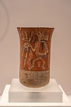 秘鲁安东尼尼教育博物馆纳斯卡文化晚期持飞镖人物陶瓶