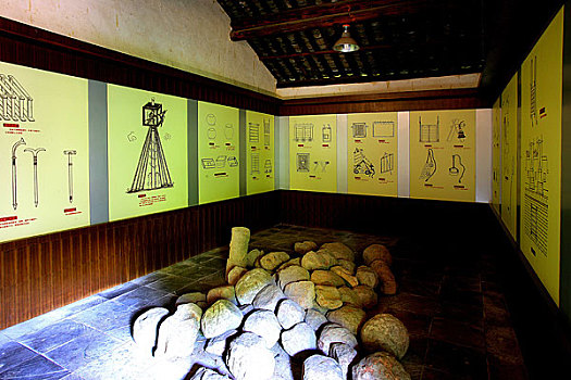 重庆古钓鱼城的博物馆中陈列着当年抗蒙用的投掷石丸