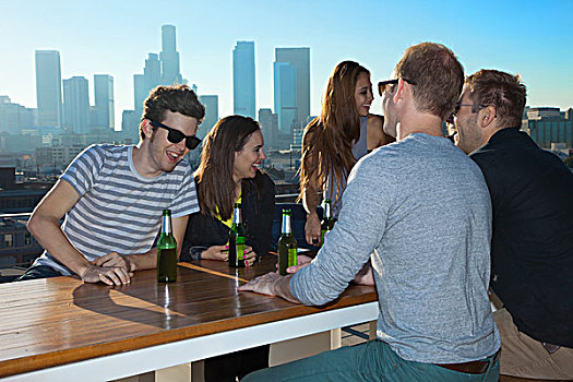 成年,朋友,交谈,喝,啤酒,屋顶,酒吧,洛杉矶,天际线,美国