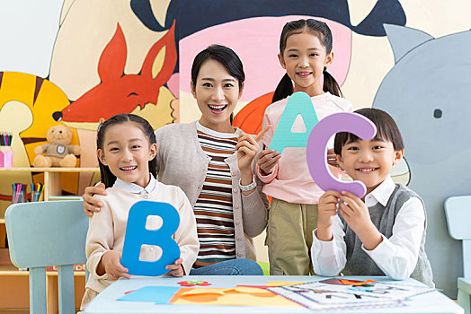 老師和學(xué)生在教室里