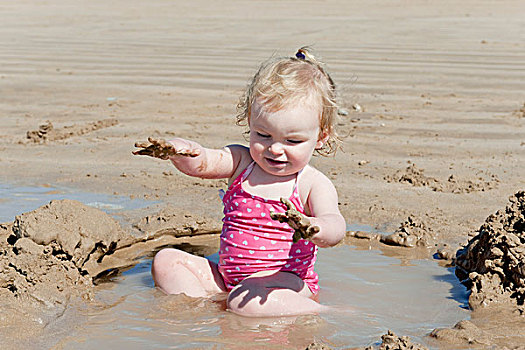 幼儿,女孩,玩,海滩