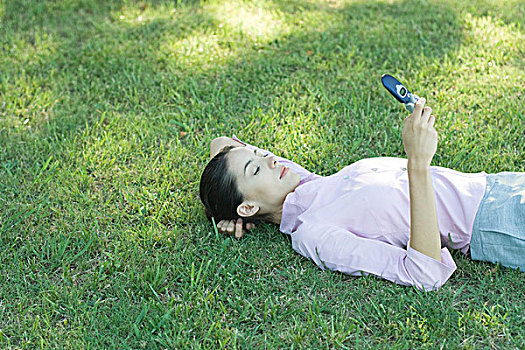 职业女性,卧,草丛,看,手机