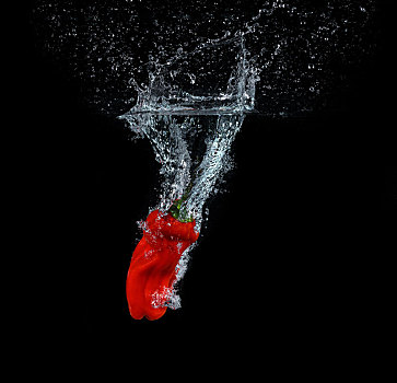 红辣椒掉入水中