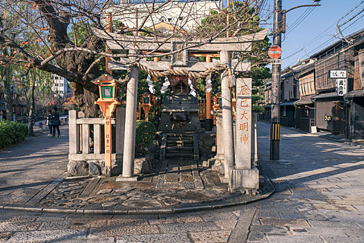 日本京都祗园街景和路边的神社