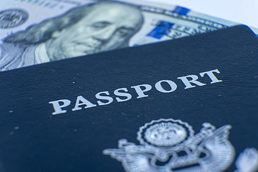 美国护照与100美元纸币的概念图