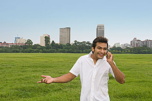 男人,交谈,手机,公园,加尔各答,西孟加拉,印度