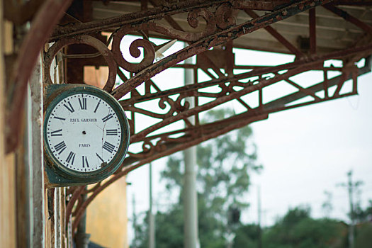 云南蒙自火车站老式法国圆形双面时钟
