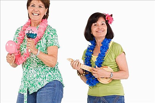 肖像,两个,老年,女人,演奏,夏威夷四弦琴,沙球