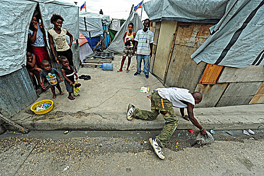 haiti,port,au,prince,man,cleaning,in,camp,champ,de,mars