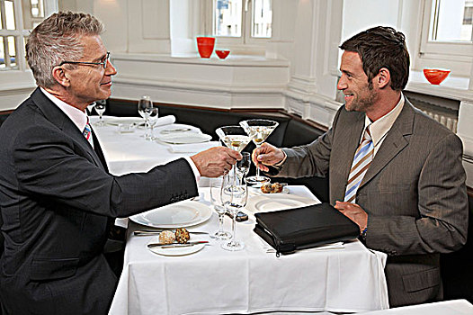 两个男人,碰杯,马提尼酒,餐馆