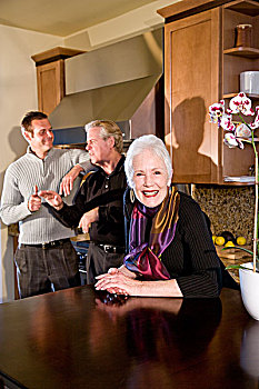 老年,女人,厨房,丈夫,成年,儿子,背景