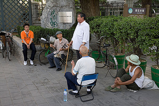 北京什刹海茶艺酒吧一条街上的卖艺人