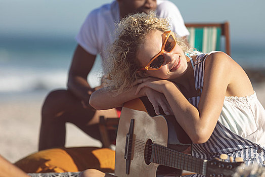 女人,吉他,放松,海滩