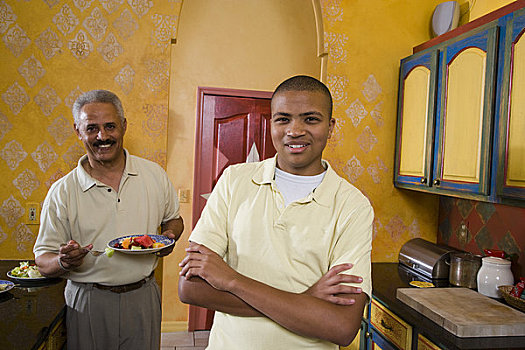 肖像,美国黑人,少男,父亲,站立,厨房,看镜头