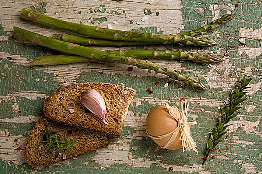 构图,绿芦笋,面包片,蒜瓣,蛋