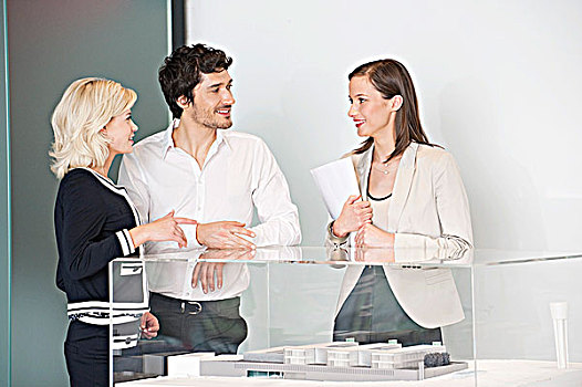 男人,两个女人,靠近,建筑模型