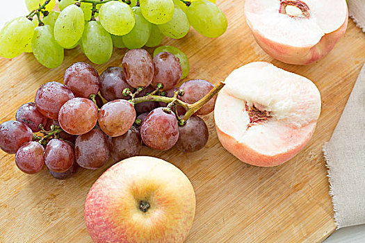 新鲜的水果,葡萄和桃子,苹果
