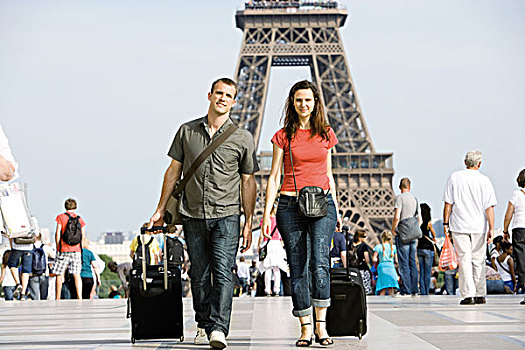 游客,情侣,走,行李,靠近,埃菲尔铁塔,巴黎,法国