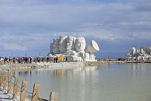 茶卡盐湖雕塑