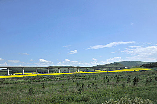 内蒙古呼伦贝尔阿尔山草原铁路大桥