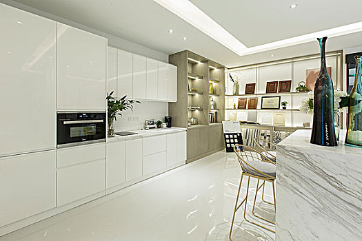 开放式厨房,白色柜子,厨房设计,干净,柜子,吧台