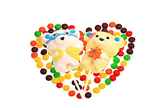心形的彩色巧克力豆和小熊
