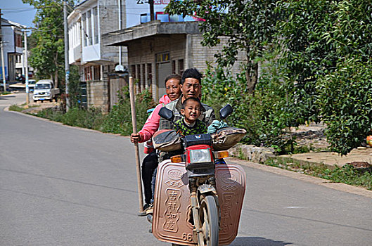 乡间柏油路,乡间,柏油路,轿车,摩托车