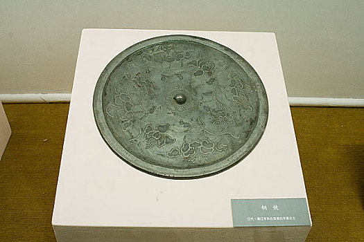 内蒙古博物馆陈列辽代铜镜
