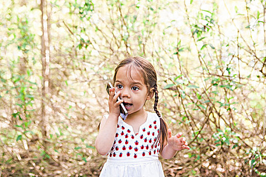 幼儿,女孩,交谈,手机,公园
