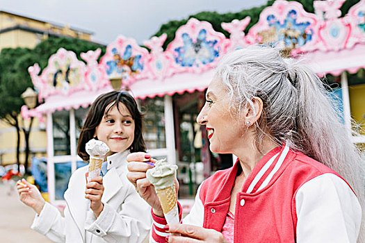成年,女人,女孩,吃,冰激凌蛋卷,户外,冰淇淋店,佛罗伦萨,意大利