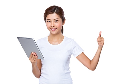 亚洲女性,使用,平板电脑,竖大拇指