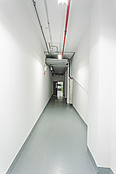 长长的白色走廊