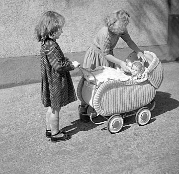 两个孩子,玩,娃娃,婴儿车,德国,欧洲