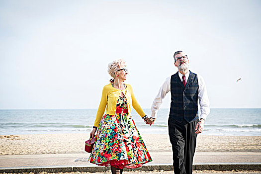 20世纪50年代,旧式,风格,情侣,握手,漫步,海滩