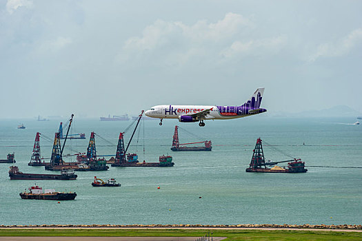 一架香港快运航空的客机正降落在香港国际机场