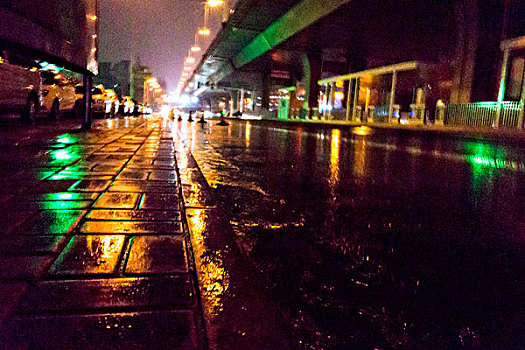 雨夜公交站