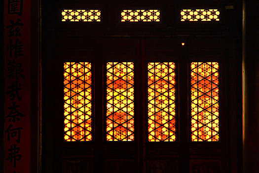 故宫宫殿隔扇窗上的三交六捥菱花格心花窗