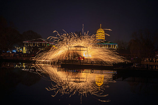 江苏连云港,打铁花迎新年