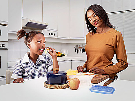 母亲与女儿,在厨房,女孩吃