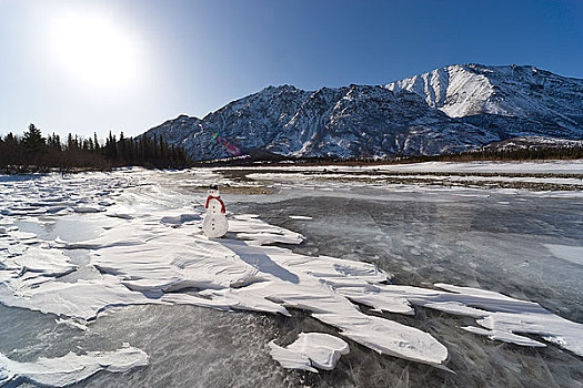 雪人,红色,围巾,黑色上衣,帽子,坐,冰冻,河,阿拉斯加山脉,山麓,背景,阿拉斯加,冬天