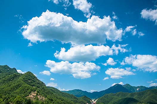 晴朗天气有云朵的山地环境