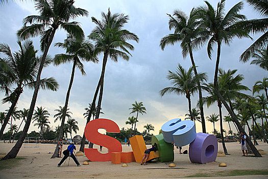 新加坡圣陶沙沙滩拍照游人雕塑