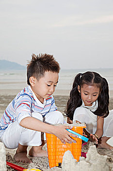 小男孩,小女孩在海滩玩耍